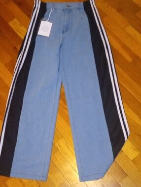 NWT women large wide leg loose fit style jeans with stripe track pant accent